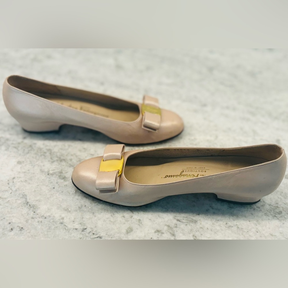 Salvatore Ferragamo Vara Bow Heels in soft pink oyster, size 6B - Picture 11 of 13